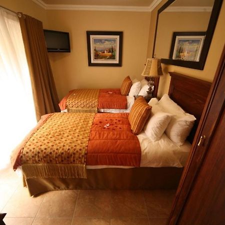 Le Cozmo Guesthouse Johannesburg Exterior photo