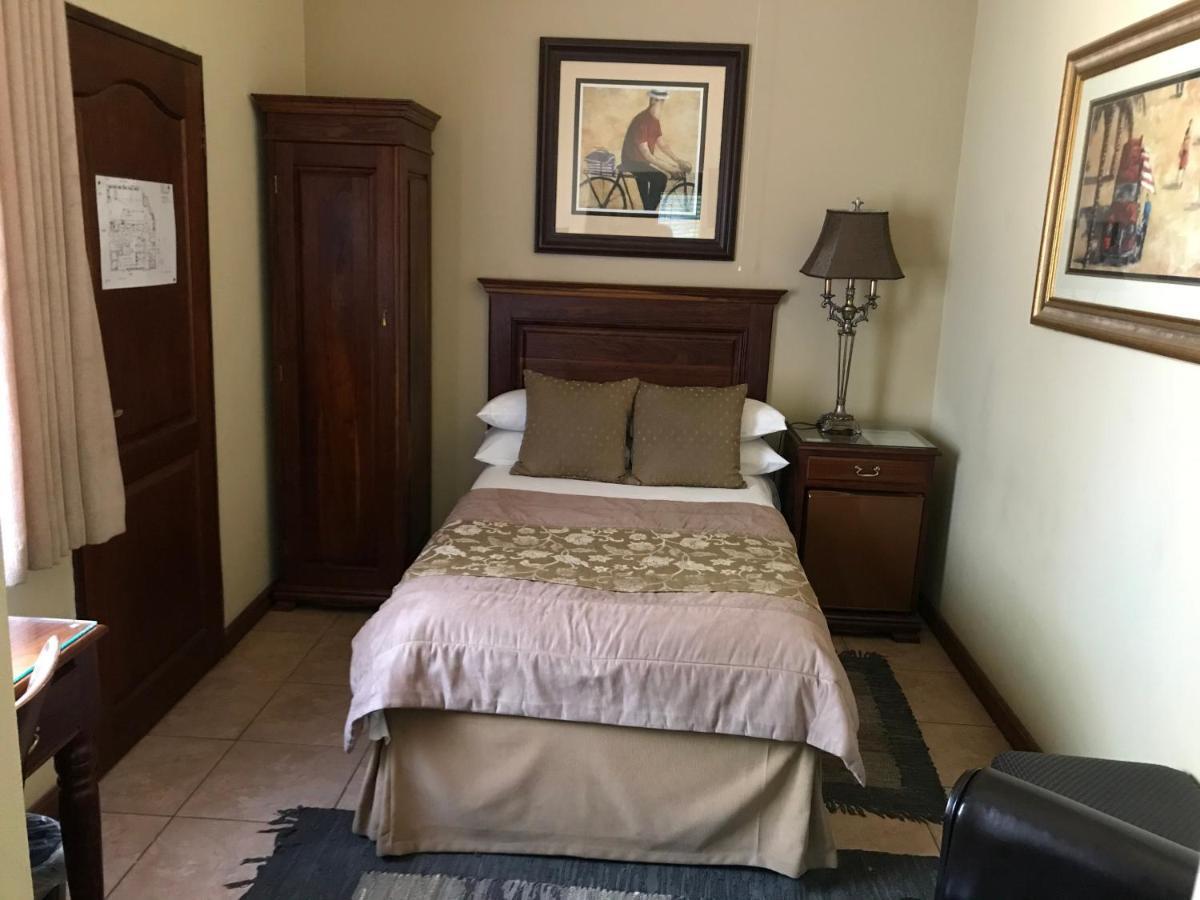 Le Cozmo Guesthouse Johannesburg Exterior photo