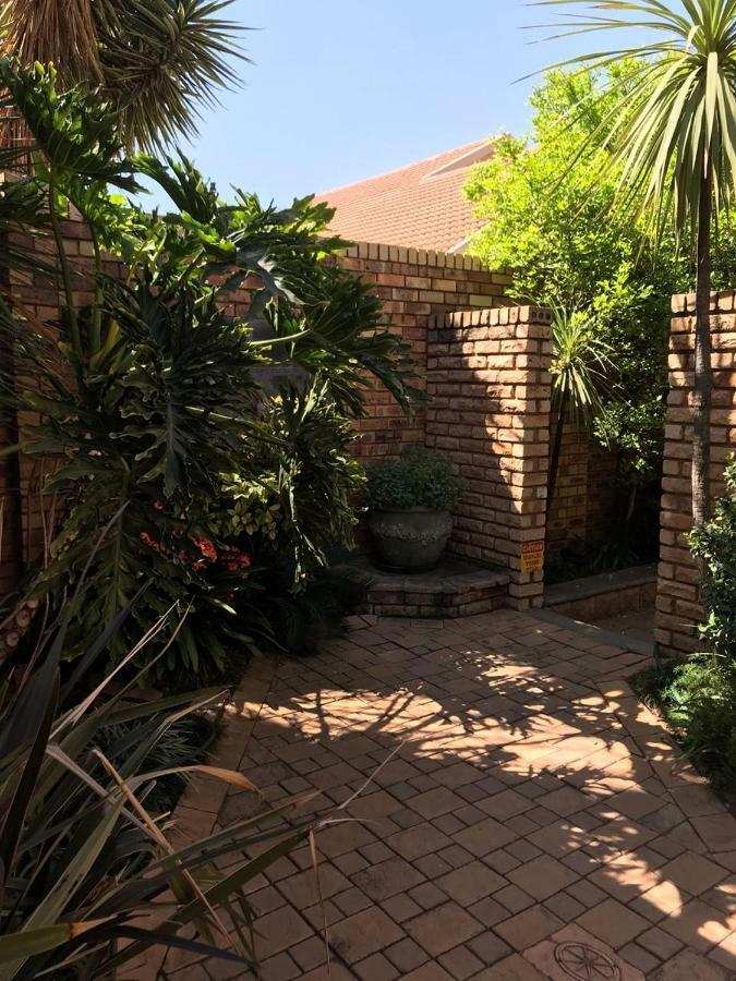 Le Cozmo Guesthouse Johannesburg Exterior photo